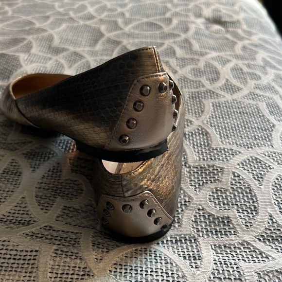 Vince Camuto Size 6.5 Alley Metallic Pewter Studded Snake Print Flats - Picture 2 of 6